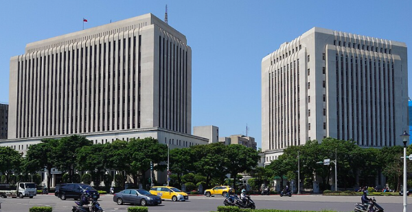 【2025房市趨勢解析】央行緊縮持續，房市量縮價鬆動？最新景氣報告深度剖析！