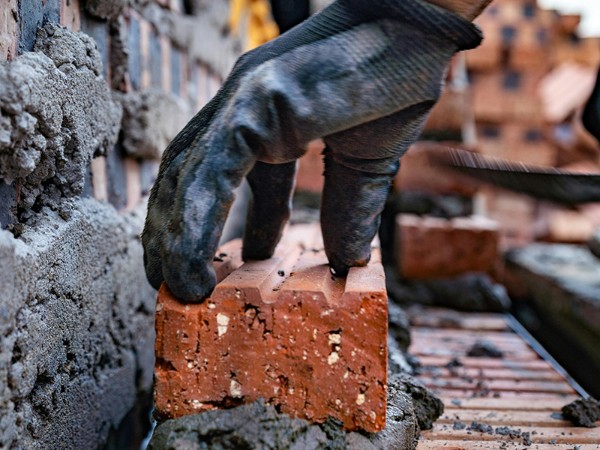 【AI 擴產緊急動員】土地已成慢車道！揭秘 2026 年台灣工業地產「現成廠房」瘋搶潮與不動產投資新配置